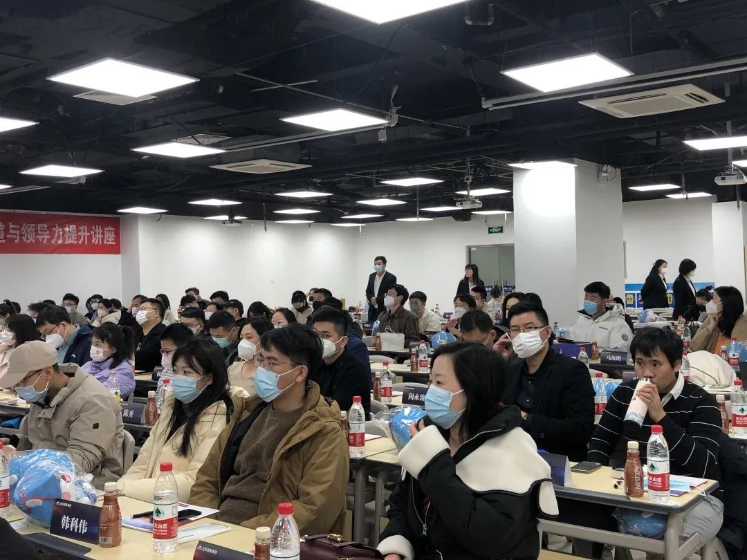 職場致勝之道與領導力提升——社科賽斯甄誠董事長專場講座圓滿收官！  社科賽斯考研 社科賽斯 職場致勝之道 領導力提升  社科賽斯考研  洞悉職場規律，活出精彩人生。2023年1月8日下午，社科賽斯董事長甄誠先生以《職場致勝之道與領導力提升》發表精彩講座。  ▼董事長甄誠先生  人物簡介：北大光華02級MBA，社科賽斯創始人，多所院校面試考官、企業家導師、客座教授，曾在北京大學國家發展研究院、北大醫學部、中國科學院大學管理學院、中國政法大學商學院、天津大學管理學院、北京交通大學管理學院、中央財經大學商學院、華東理工大學商學院、北京師范大學經管學院，華南理工大學管理學院、暨南大學商學院等院校講授職業發展。  講座圍繞“MBA對未來職業發展的回報”、“職場成長”、“”“領導力提升”等內容，甄總結合自身多年MBA面試指導經驗，深入淺出，針對痛點問題進行案例講解，助力同學們的未來職業發展之路！  現場同學針對講座內容，職業困惑等問題積極發言，活動氣氛熱烈融洽。甄總風趣幽默的分享，使得在場掌聲不斷。  職場圣經  “你的勞動報酬不是和勞動強度成正比，而是和你的勞動不可替代性成正比!”甄總表示，真正決定個人社會階層的，是精力分配結構，并進行了案例分析。  甄總指出，MBA同學需要明確攻讀MBA的目的:實現職業上的跨界升級、培育前瞻視野、培養思考問題的方法和解決問題的能力。隨后就如何交朋友、拓人脈、選導師等事項進行了心得分享。  強者的必備條件  1、拒絕隨意2、拒絕任性3、拒絕慵懶4、拒絕冷漠5、每日精進6、敬畏目標  如何選導師  在甄總看來，選導師是困擾每個學子的問題。甄總認為，選導師，一定要注意:1、職位不一定高，但有人情味;2、資源豐富;3、研究方向與你擅長領域關聯等。  職業導師能幫你提前看清未來五到十年的路，使你少走彎路，是更高效的捷徑?！澳闶钦l不重要，重要的是你和誰交往，格局比情商和智商更重要?！? 學習的三個層次  甄總認為，學習分為三個層次∶1、學習知識;2、學習思考問題的方法、解決問題的工具;3、學習理念。并通過具體事例，向大家指出，只有進行取舍，把主流的做到極致,才是明智的做法。  MBA課程量大，但每個人精力有限，只有做好取舍，對課程做好減法和加法，把自己打造為“T