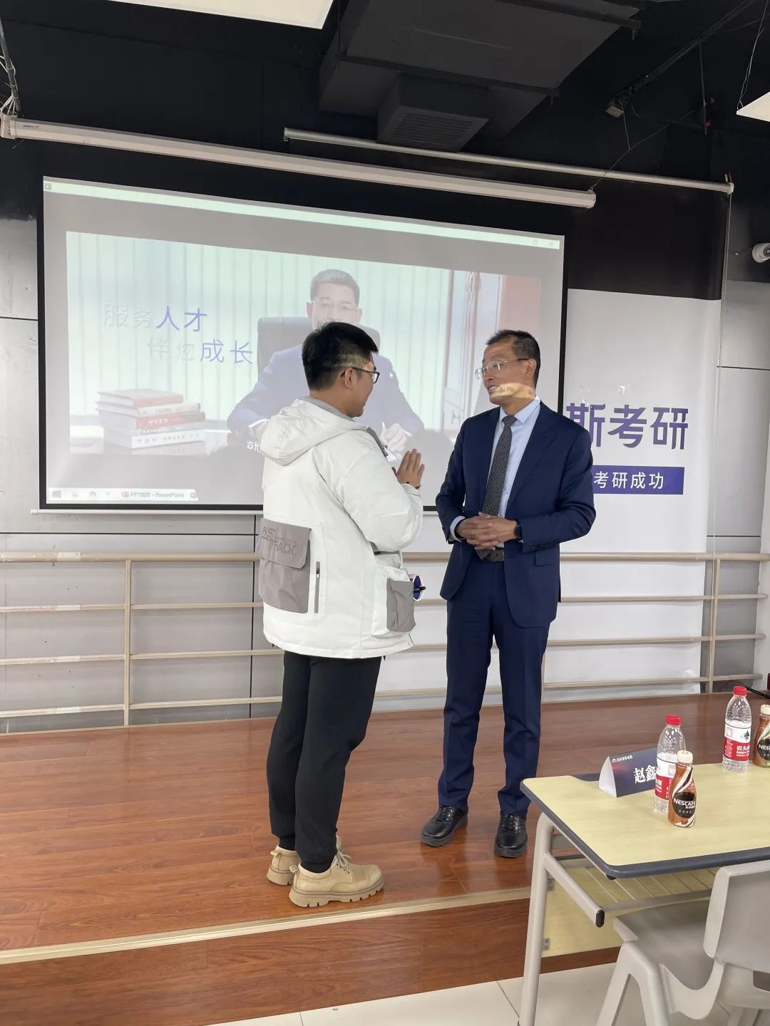 職場致勝之道與領導力提升——社科賽斯甄誠董事長專場講座圓滿收官！  社科賽斯考研 社科賽斯 職場致勝之道 領導力提升  社科賽斯考研  洞悉職場規律，活出精彩人生。2023年1月8日下午，社科賽斯董事長甄誠先生以《職場致勝之道與領導力提升》發表精彩講座。  ▼董事長甄誠先生  人物簡介：北大光華02級MBA，社科賽斯創始人，多所院校面試考官、企業家導師、客座教授，曾在北京大學國家發展研究院、北大醫學部、中國科學院大學管理學院、中國政法大學商學院、天津大學管理學院、北京交通大學管理學院、中央財經大學商學院、華東理工大學商學院、北京師范大學經管學院，華南理工大學管理學院、暨南大學商學院等院校講授職業發展。  講座圍繞“MBA對未來職業發展的回報”、“職場成長”、“”“領導力提升”等內容，甄總結合自身多年MBA面試指導經驗，深入淺出，針對痛點問題進行案例講解，助力同學們的未來職業發展之路！  現場同學針對講座內容，職業困惑等問題積極發言，活動氣氛熱烈融洽。甄總風趣幽默的分享，使得在場掌聲不斷。  職場圣經  “你的勞動報酬不是和勞動強度成正比，而是和你的勞動不可替代性成正比!”甄總表示，真正決定個人社會階層的，是精力分配結構，并進行了案例分析。  甄總指出，MBA同學需要明確攻讀MBA的目的:實現職業上的跨界升級、培育前瞻視野、培養思考問題的方法和解決問題的能力。隨后就如何交朋友、拓人脈、選導師等事項進行了心得分享。  強者的必備條件  1、拒絕隨意2、拒絕任性3、拒絕慵懶4、拒絕冷漠5、每日精進6、敬畏目標  如何選導師  在甄總看來，選導師是困擾每個學子的問題。甄總認為，選導師，一定要注意:1、職位不一定高，但有人情味;2、資源豐富;3、研究方向與你擅長領域關聯等。  職業導師能幫你提前看清未來五到十年的路，使你少走彎路，是更高效的捷徑?！澳闶钦l不重要，重要的是你和誰交往，格局比情商和智商更重要?！? 學習的三個層次  甄總認為，學習分為三個層次∶1、學習知識;2、學習思考問題的方法、解決問題的工具;3、學習理念。并通過具體事例，向大家指出，只有進行取舍，把主流的做到極致,才是明智的做法。  MBA課程量大，但每個人精力有限，只有做好取舍，對課程做好減法和加法，把自己打造為“T