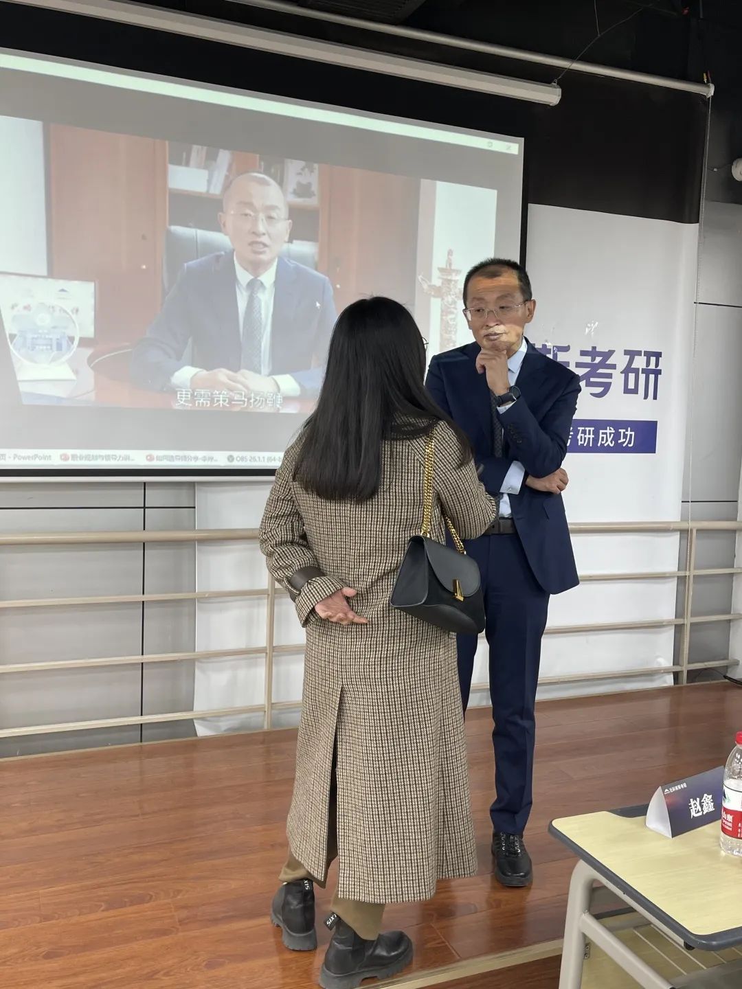 職場致勝之道與領導力提升——社科賽斯甄誠董事長專場講座圓滿收官！  社科賽斯考研 社科賽斯 職場致勝之道 領導力提升  社科賽斯考研  洞悉職場規律，活出精彩人生。2023年1月8日下午，社科賽斯董事長甄誠先生以《職場致勝之道與領導力提升》發表精彩講座。  ▼董事長甄誠先生  人物簡介：北大光華02級MBA，社科賽斯創始人，多所院校面試考官、企業家導師、客座教授，曾在北京大學國家發展研究院、北大醫學部、中國科學院大學管理學院、中國政法大學商學院、天津大學管理學院、北京交通大學管理學院、中央財經大學商學院、華東理工大學商學院、北京師范大學經管學院，華南理工大學管理學院、暨南大學商學院等院校講授職業發展。  講座圍繞“MBA對未來職業發展的回報”、“職場成長”、“”“領導力提升”等內容，甄總結合自身多年MBA面試指導經驗，深入淺出，針對痛點問題進行案例講解，助力同學們的未來職業發展之路！  現場同學針對講座內容，職業困惑等問題積極發言，活動氣氛熱烈融洽。甄總風趣幽默的分享，使得在場掌聲不斷。  職場圣經  “你的勞動報酬不是和勞動強度成正比，而是和你的勞動不可替代性成正比!”甄總表示，真正決定個人社會階層的，是精力分配結構，并進行了案例分析。  甄總指出，MBA同學需要明確攻讀MBA的目的:實現職業上的跨界升級、培育前瞻視野、培養思考問題的方法和解決問題的能力。隨后就如何交朋友、拓人脈、選導師等事項進行了心得分享。  強者的必備條件  1、拒絕隨意2、拒絕任性3、拒絕慵懶4、拒絕冷漠5、每日精進6、敬畏目標  如何選導師  在甄總看來，選導師是困擾每個學子的問題。甄總認為，選導師，一定要注意:1、職位不一定高，但有人情味;2、資源豐富;3、研究方向與你擅長領域關聯等。  職業導師能幫你提前看清未來五到十年的路，使你少走彎路，是更高效的捷徑?！澳闶钦l不重要，重要的是你和誰交往，格局比情商和智商更重要?！? 學習的三個層次  甄總認為，學習分為三個層次∶1、學習知識;2、學習思考問題的方法、解決問題的工具;3、學習理念。并通過具體事例，向大家指出，只有進行取舍，把主流的做到極致,才是明智的做法。  MBA課程量大，但每個人精力有限，只有做好取舍，對課程做好減法和加法，把自己打造為“T